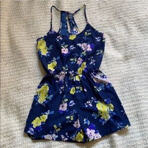 🌼 CITY STREETS SIZE XS BLUE FLORAL ROMPER